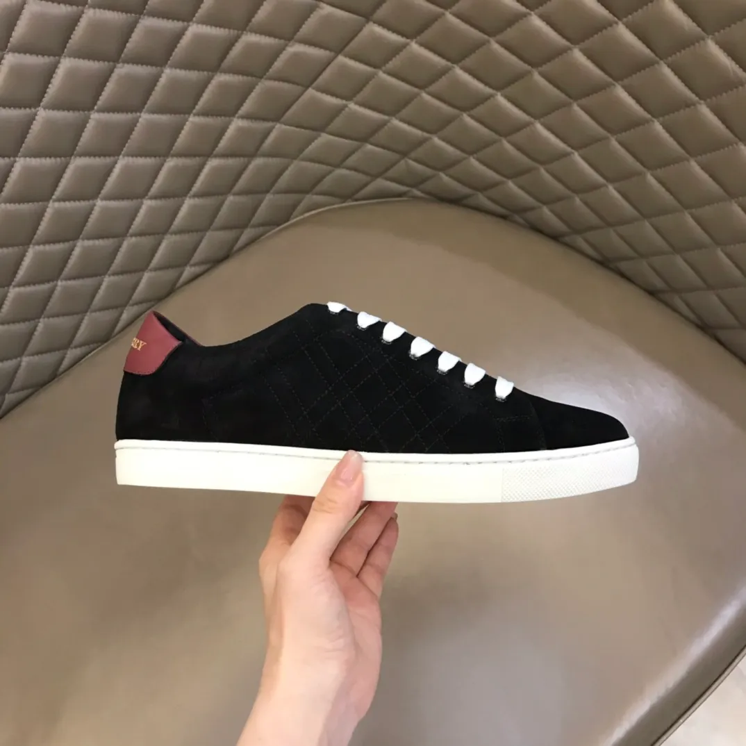 ¥380 ▫️B’s men’s classic low-top sneakers are reinterpreted in Vintage plaid cotton and cowhide materials, and decorated with a new brand logo. First-layer cowhide lining, heel decorated with Burberry lettering embossed logo, original outsole 38-45